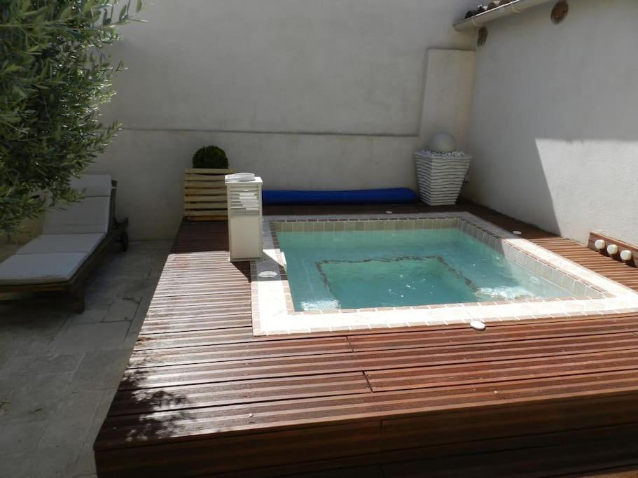 Le Maset Des Aires Avec Vue Sur Le Luberon Et Son Jacuzzi Exterieur Disponible De Juin A Mi-Septembre Maubec  Eksteriør billede