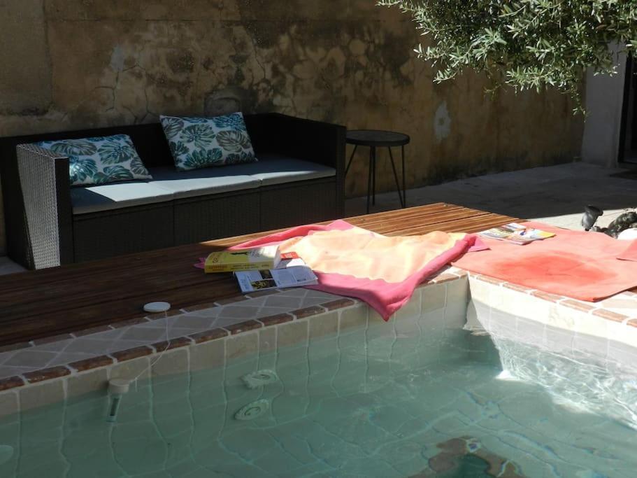 Le Maset Des Aires Avec Vue Sur Le Luberon Et Son Jacuzzi Exterieur Disponible De Juin A Mi-Septembre Maubec  Eksteriør billede